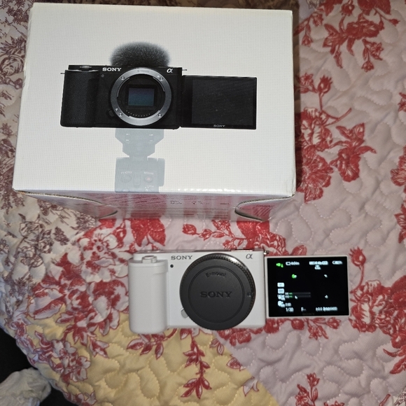 BRAND NEW Sony ZV-E10 Mirrorless camera - Picture 4 of 13